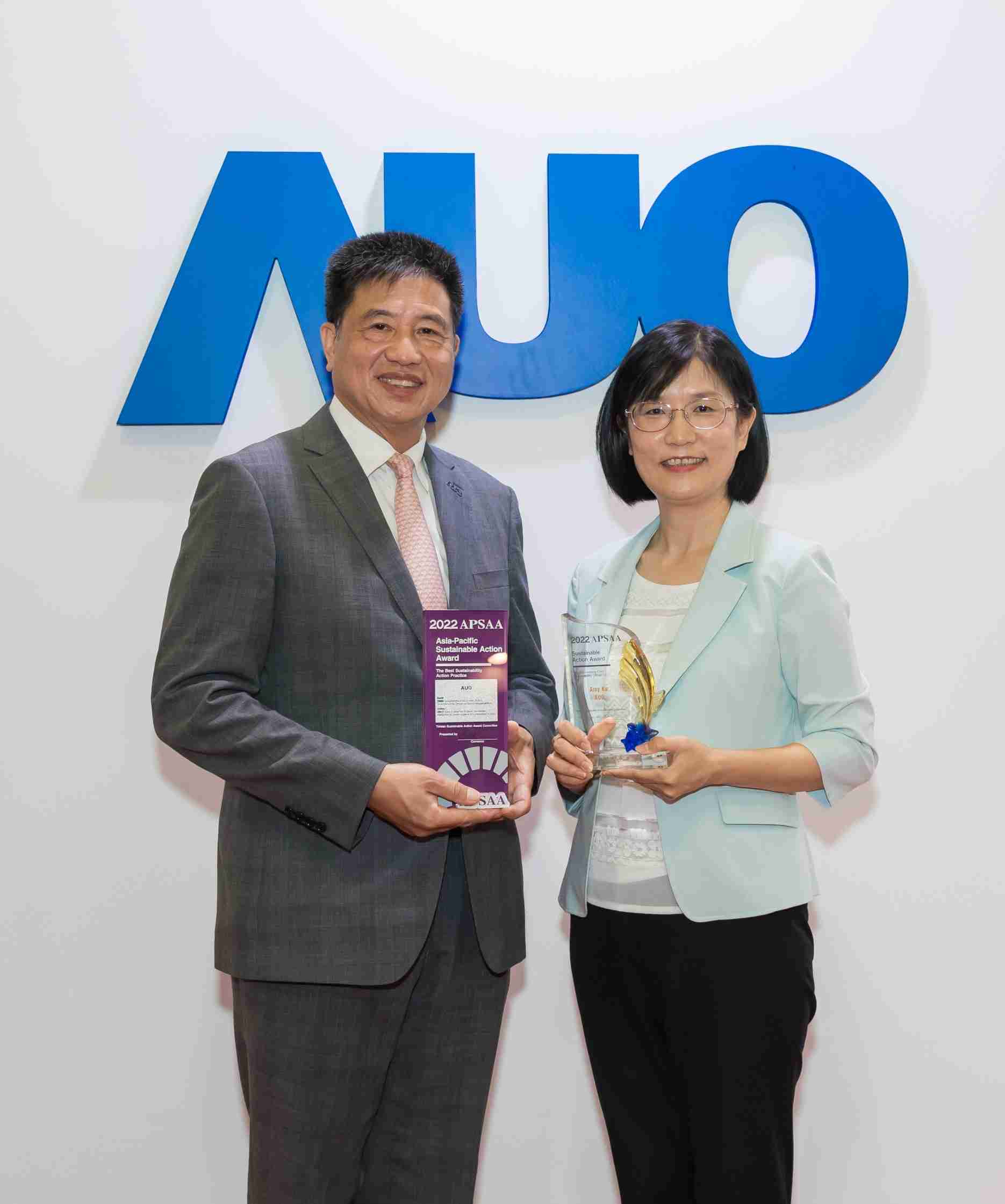 PG国际长期垫筑永续远景的基石，，透过ESG暨气候委员会逐步实践永续策略蓝图。。。。其中，，PG国际光电永续长古秀华带领团队、、制定中长期目标，，，，缔造多面向亮眼表现，，，获得「顶尖永续长奖」的个人奖殊荣（左：PG国际光电董事长暨执行长彭双浪，，右：PG国际光电永续长古秀华）