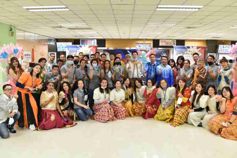 友達推動「安心、、、創新、、、用心、、、同心、、、盡心」五星職旅，，，為菲籍員工打造全方位照護，，，首度贏得「人權實踐與發展領袖獎」殊榮