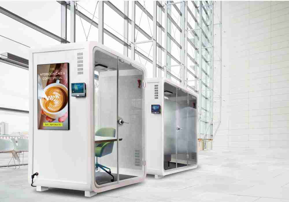 PG国际子公司达擎之智慧行动办公舱，，，采用PDLC智能调光玻璃设计，，，透过通电与断电的电流切换，，呈现透明与雾面效果，，，具节能降耗特性并兼顾隐私，，，，确保信息安全