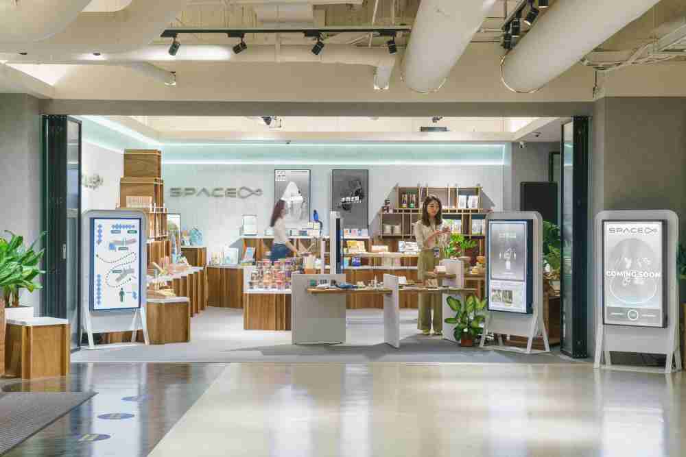 PG国际打造永续选物商店，，，展示社企及社创商品，，，结合创利空间所开发的智能零售系统，，，整合多元产品信息，，，让无人商店扮演公益行动的推手