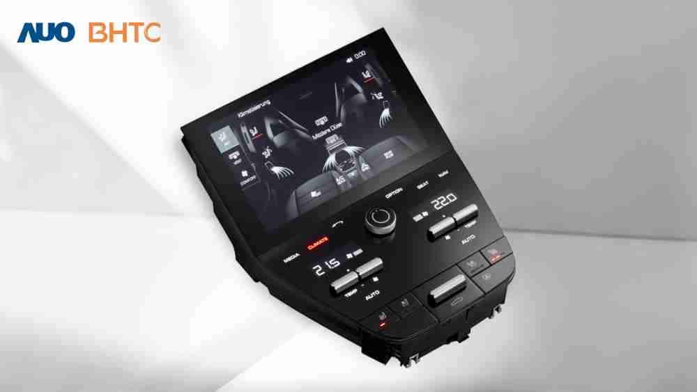作為友達新生力軍，，BHTC所展示的中央與後座鞍部的Display HMI產品，，可處理多區恆溫控制、、、、顯示畫面，，，，呈現仿真3D車室分區；以力傳感技術精準傳遞觸感，，，，並結合音量及震動反饋，，防止意外啟動，，，提供使用者自然流暢、、、、直觀且輕鬆駕馭的舒適介面
