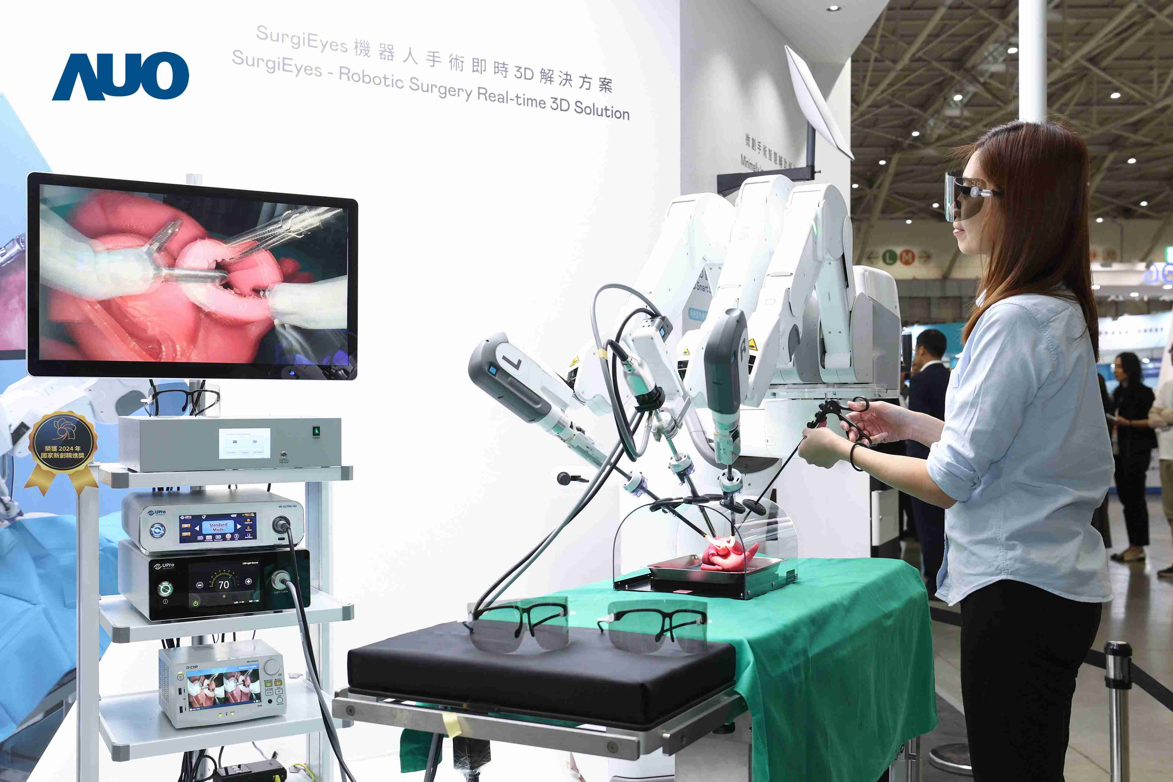 达擎以领先的3D显示技术推出〝SurgiEyes机器人手术实时3D解决方案〞，，，，整合先进3D图像处理与独家3D垂直宽视角、、、广色域的显示技术，，，，手术团队可实时同步主刀医师视角看到清晰3D影像，，，，提升沟通效率与安全性。。。。