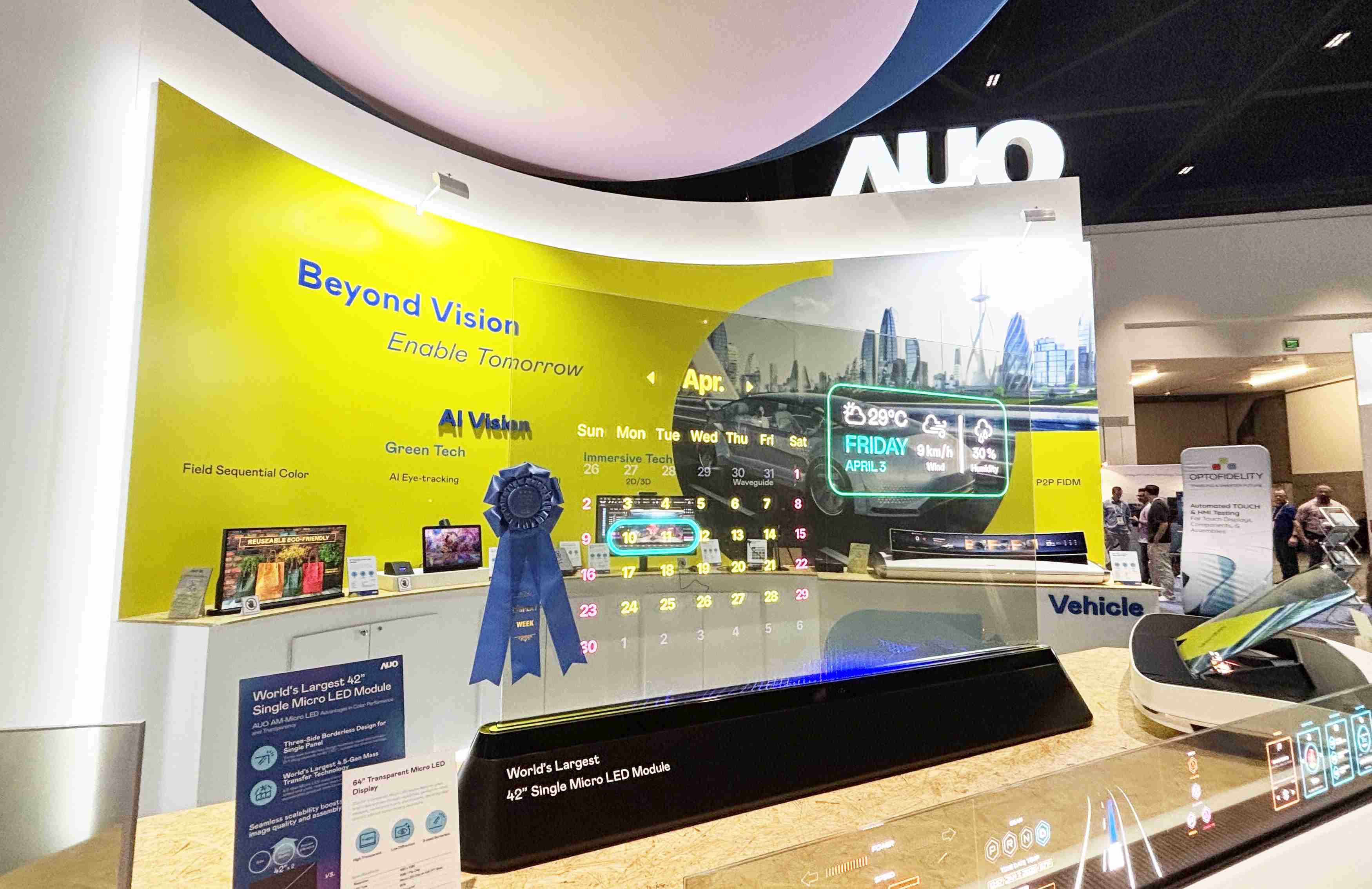 PG国际64吋透明Micro LED显示器获〝最佳Micro LED技术应用奖〞，，，，其绝妙的透明穿透特性，，同时具备1,000 nits的高亮度表现，，，并透过精细的无缝拼接延伸，，，可依需求灵活应用于多元场域，，展现出Micro LED显示技术划时空的无限潜力